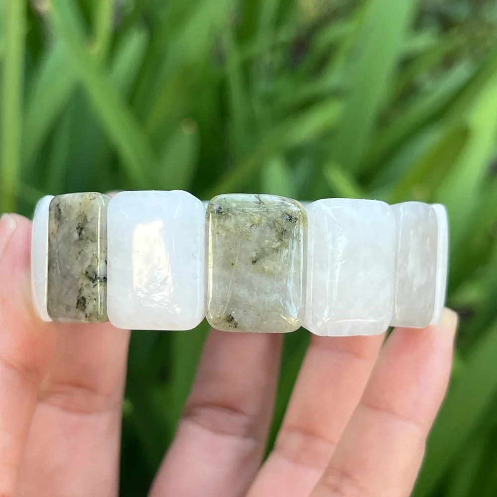 Stretchable‎ prehnite soft bangle